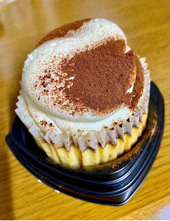 「ローソン Uchi Cafe’ SWEETS ティラミスバスチー バスク風チーズケーキ」のクチコミ画像 by pakinyaさん