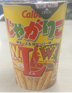 「カルビー じゃがりこ Wチーズ＆Wペッパー味 L カップ68g」のクチコミ画像 by tddtakaさん