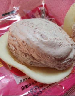 「ヤマザキ クリームたっぷりパンケーキ 4種のベリー入りホイップ 袋1個」のクチコミ画像 by レビュアーさん