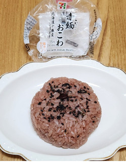 「セブン-イレブン 赤飯おこわおむすび」のクチコミ画像 by みにぃ321321さん