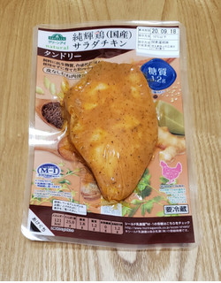 「トップバリュ グリーンアイ 純輝鶏 国産 サラダチキン タンドリー 皮なしむね肉使用 パック110g」のクチコミ画像 by みにぃ321321さん