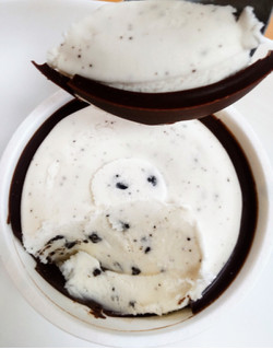 「赤城 セルフチョコレートクラッシュ クッキークリーム カップ150ml」のクチコミ画像 by はるなつひさん