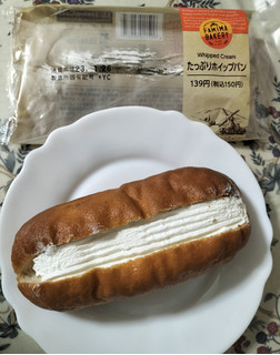 「ファミリーマート ファミマ・ベーカリー たっぷりホイップパン」のクチコミ画像 by コマメのグルメさん