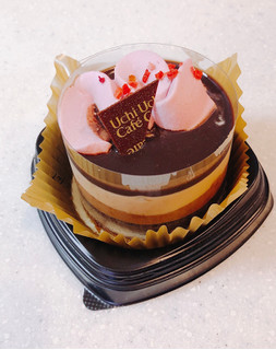 「ローソン Uchi Cafe’ SWEETS ルビーチョコレートのショコラケーキ」のクチコミ画像 by ビーピィさん