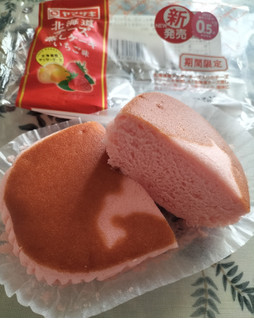 「ヤマザキ 北海道チーズ蒸しケーキ いちご味 袋1個」のクチコミ画像 by コマメのグルメさん
