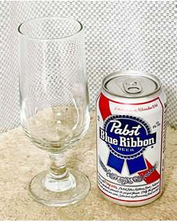 「Pabst Brewing Company Pabst Blue Ribbon Beer 355ml」のクチコミ画像 by ビールが一番さん