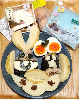 「セブン-イレブン 直巻おむすび おかかと小海老の彩り混ぜめし」のクチコミ画像 by みにぃ321321さん