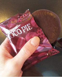 「ロッテ 世界を旅するチョコパイ 苺とショコラで仕立てたフレジェ 箱6個」のクチコミ画像 by レビュアーさん