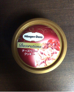 「ハーゲンダッツ ミニカップ デコレーションズ チーズベリークッキー カップ85ml」のクチコミ画像 by ゆにょちゃぬさん