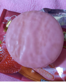 「ロッテ ピンクチョコパイ 贅沢いちご 袋1個」のクチコミ画像 by レビュアーさん