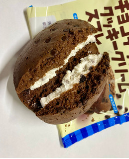 「ヤマザキ チョコチップ＆クッキークリームスフレ 1個」のクチコミ画像 by もんペチさん