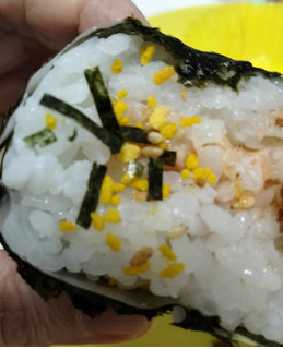 「Shinmei Delica ふっくらおにぎり 鮭マヨ」のクチコミ画像 by おうちーママさん