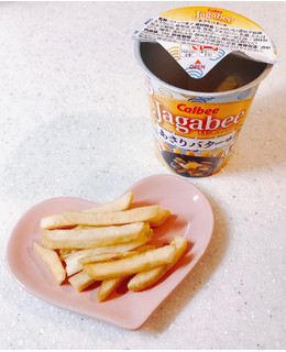 「カルビー Jagabee あさりバター味 カップ38g」のクチコミ画像 by ビーピィさん