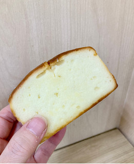 「ニューデイズ EKI na CAFE 北海道産生クリームの白いミルクパウンド」のクチコミ画像 by COTORI cafeさん