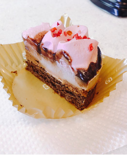 「ローソン Uchi Cafe’ SWEETS ルビーチョコレートのショコラケーキ」のクチコミ画像 by ビーピィさん