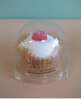 「ローソン Uchi Cafe’ Specialite 絹泡クリームの苺ショート」のクチコミ画像 by レビュアーさん