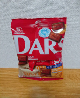 「森永製菓 DARS ダースミルク＆全粒粉ビスケットクランチ 25g」のクチコミ画像 by レビュアーさん