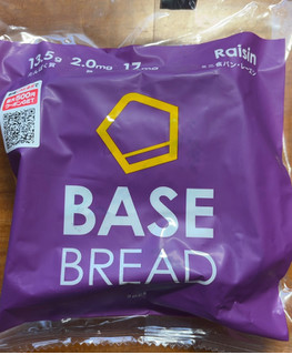 「ベースフード BASE BREAD ミニ食パン・レーズン 袋2枚」のクチコミ画像 by 骨なしスケルトンさん