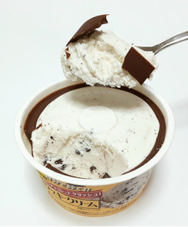 「赤城 セルフチョコレートクラッシュ クッキークリーム カップ150ml」のクチコミ画像 by つなさん