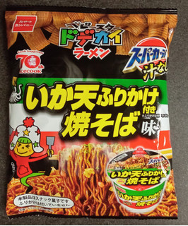 「おやつカンパニー ベビースター ドデカイラーメン エースコック いか天ふりかけ付き焼そば味 62g」のクチコミ画像 by ぎんなんさん