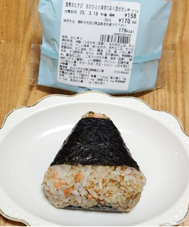 「セブン-イレブン 直巻おむすび おかかと小海老の彩り混ぜめし」のクチコミ画像 by みにぃ321321さん