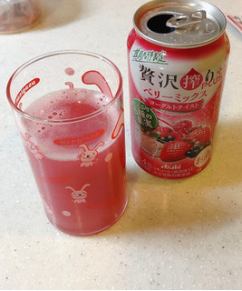「アサヒ 贅沢搾り ベリーミックス ヨーグルトテイスト 缶350ml」のクチコミ画像 by ビーピィさん