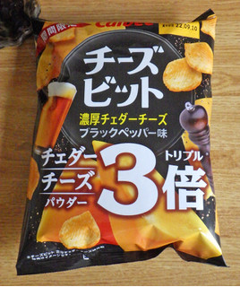 「カルビー チーズビット 濃厚チェダーチーズブラックペッパー味 チェダーチーズパウダー3倍 55g」のクチコミ画像 by 7GのOPさん