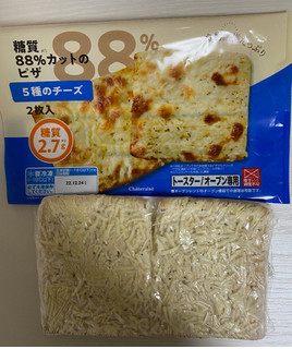 「シャトレーゼ 糖質88％カットのピザ 5種のチーズ 袋2枚」のクチコミ画像 by わらびーずさん