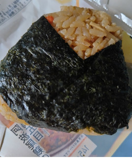 「ローソン 阿波尾鶏の鶏五目おにぎり」のクチコミ画像 by 毎日が調整日さん