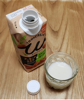 「ポッカサッポロ アーモンドミルク＆ユーグレナ」のクチコミ画像 by みにぃ321321さん