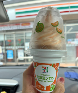 「セブン＆アイ セブンプレミアム ワッフルコーン 北海道メロン 175ml」のクチコミ画像 by 甘味かんみさん