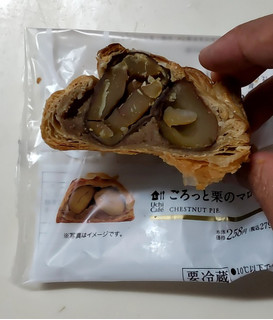 「ローソン Uchi Cafe’ ごろっと栗のマロンパイ」のクチコミ画像 by ユキマシさん