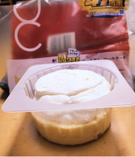 「ローソン Uchi Cafe’ 盛りすぎ！ プレミアムロールケーキ」のクチコミ画像 by たくすけさん