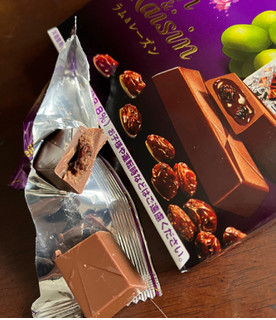 「明治 本格洋酒チョコレート とろける冬のラム＆レーズン 4本」のクチコミ画像 by わやさかさん