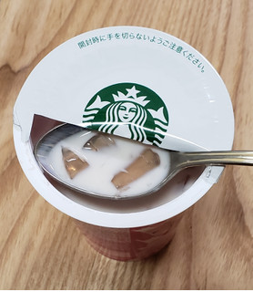 「スターバックス さくらチョコレート WITH ストロベリーゼリー カップ180g」のクチコミ画像 by みにぃ321321さん