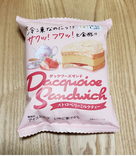 「ローソン Uchi Cafe’ SWEETS ダックワーズサンド ストロベリーミルクティー」のクチコミ画像 by みにぃ321321さん