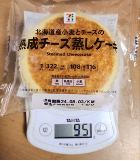 「セブン＆アイ セブンプレミアム 北海道産小麦とチーズの熟成チーズ 蒸しケーキ」のクチコミ画像 by たくすけさん