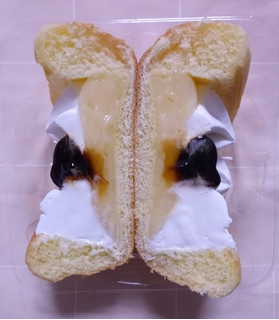 「ファミリーマート ファミマ・ベーカリー プリンパン ホイップクリーム」のクチコミ画像 by ゆるりむさん