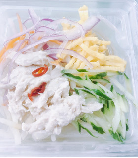 「ローソン こんにゃく麺と蒸し鶏のサラダ」のクチコミ画像 by ゆにょちゃぬさん