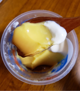 「江崎グリコ とろ～りクリームonプリン カップ210g」のクチコミ画像 by はまポチさん