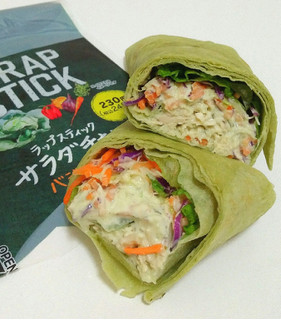 「ファミリーマート ラップスティックサラダチキンバジル風味」のクチコミ画像 by ぷちとまとさん