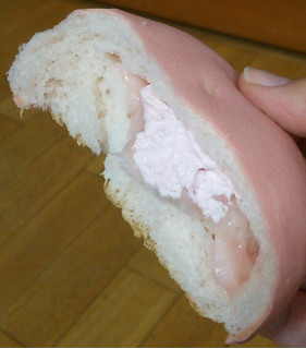 「ローソン いちごづくしのしっとりメロンパン あまおういちごクリーム＆ホイップ」のクチコミ画像 by にゃあこさん