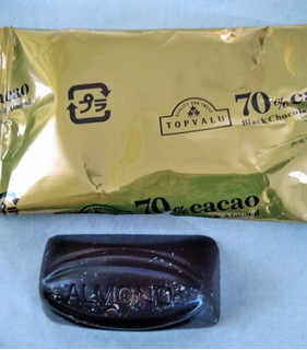 「トップバリュ 70％カカオブラックチョコレート＆アーモンド 袋100g」のクチコミ画像 by まめぱんださん