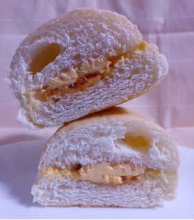 「ヤマザキ 白いコッペパン メロンジャム＆メロンホイップ 1個」のクチコミ画像 by ゆるりむさん