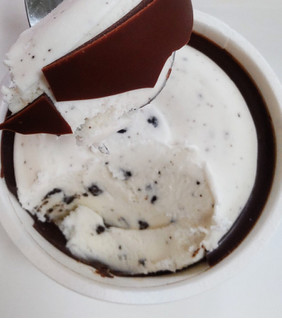 「赤城 セルフチョコレートクラッシュ クッキークリーム カップ150ml」のクチコミ画像 by はるなつひさん