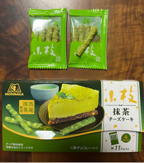 「森永製菓 小枝 抹茶チーズケーキ 箱4本×11」のクチコミ画像 by ピンクのぷーさんさん
