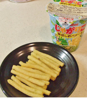 「カルビー じゃがりこ 枝豆しおバター味 カップ52g」のクチコミ画像 by ビーピィさん