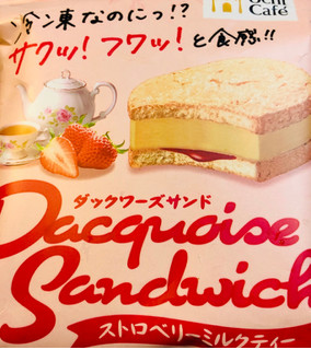 「ローソン Uchi Cafe’ SWEETS ダックワーズサンド ストロベリーミルクティー」のクチコミ画像 by みかづきさん