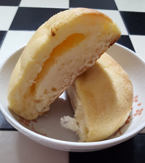 「ローソン チーズメロンパン 4種のチーズ入りクリーム」のクチコミ画像 by Hiyuriさん