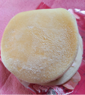 「ヤマザキ クリームたっぷりパンケーキ 4種のベリー入りホイップ 袋1個」のクチコミ画像 by レビュアーさん